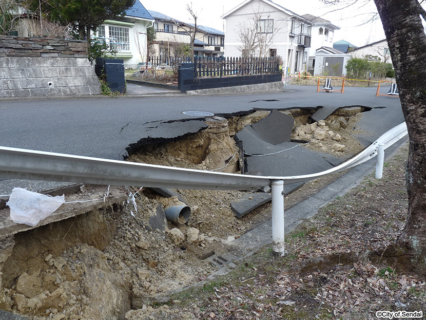 画像：道路の路肩が陥没