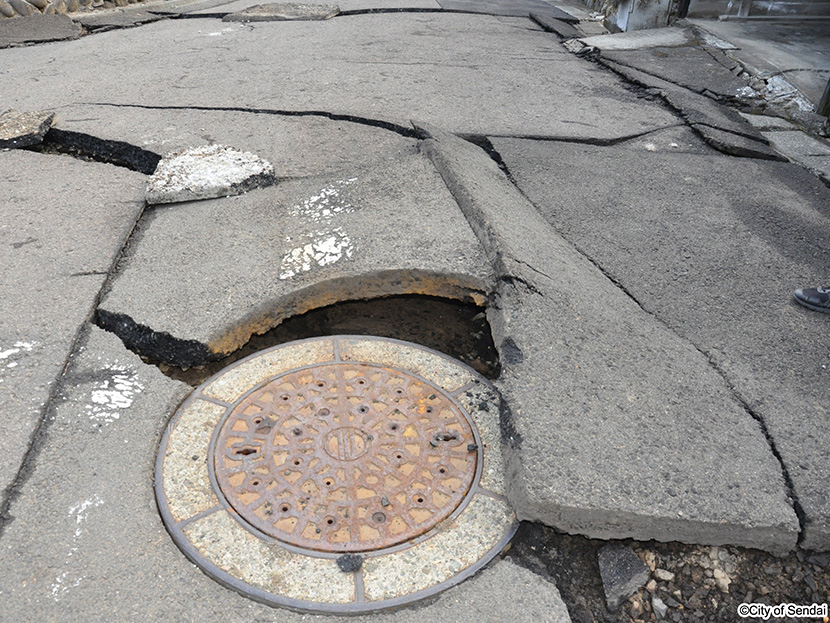 画像：アスファルトが損壊した道路