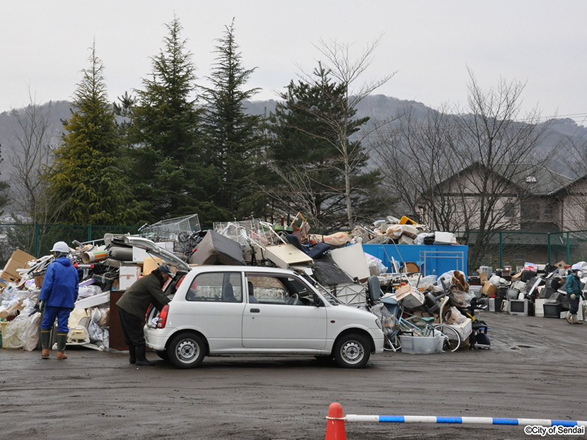 画像：震災ごみを仮置き場に持ち込む市民2