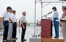 表彰を行う市長