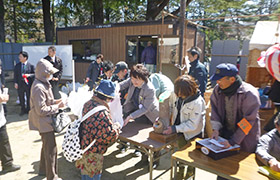 植木市で市長が市民に苗木を渡す様子