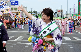 パレードに参加する市長