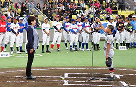 選手代表が市長に宣誓している様子