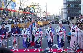 阿波おどり開幕式のテープカットに参加する市長