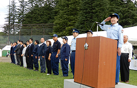 市長が敬礼している様子