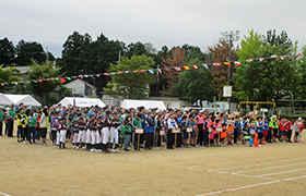 開会式に参列する人たち