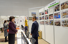 市長が展示を見る様子