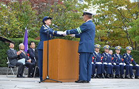 市長が表彰状を渡す様子