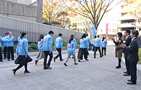 職員が街頭啓発に向かう様子