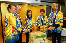 鏡開きに参加する市長