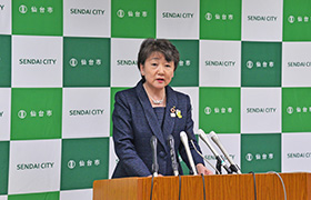 市長が会見する様子2