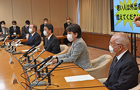 共同会見する市長の様子2