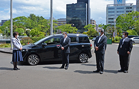 車両の説明を聞く市長の様子3