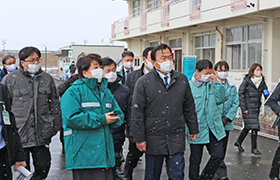 荒浜小学校の被害状況を説明をする市長の様子1