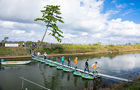 浮き船を渡る様子