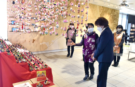 かえりびなの展示を見学する市長