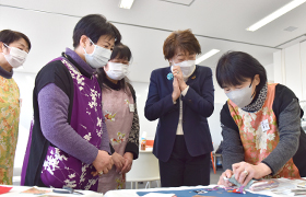 かえりびなの作り方を見学する市長