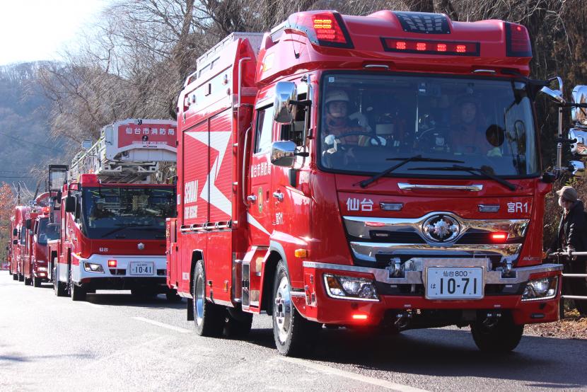 消防車両の車列行進