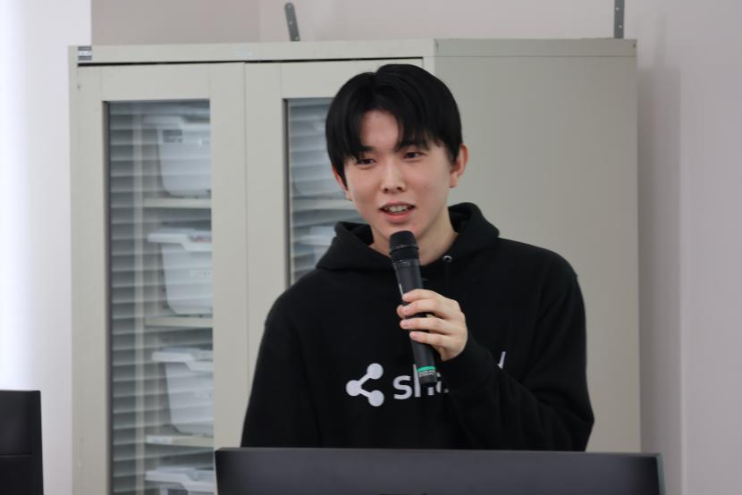 講話を行う難波氏の写真