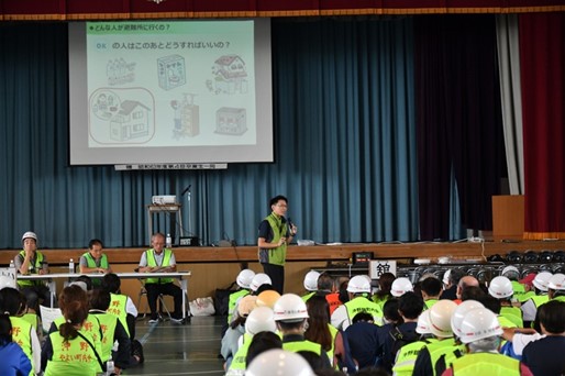 危機管理局減災推進課　防災・減災アドバイザーによる「在宅避難のススメ」の説明