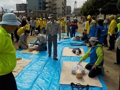 心肺蘇生方法の訓練の様子