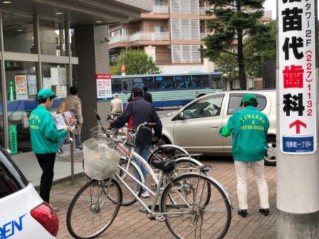 銀行前での特殊詐欺・自転車盗の啓発