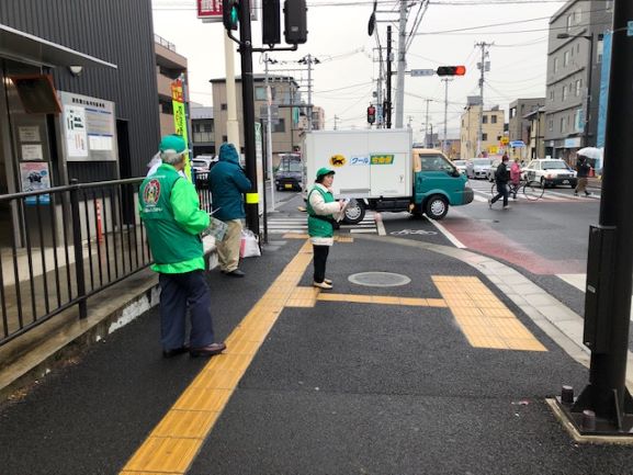 連坊駅前での総合防犯抑止キャンペーンの様子