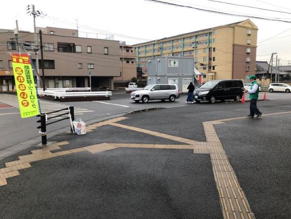 横断歩道付近での総合防犯抑止キャンペーンの様子