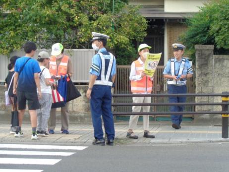 八軒小路前交差点におけるキャンペーンの様子2